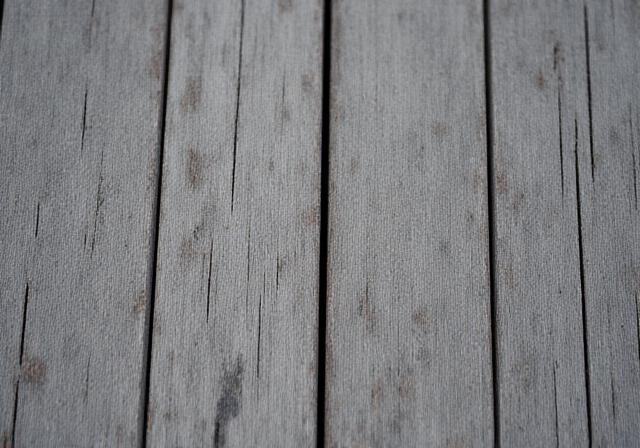 Ponte in teak grigio e usurato dal tempo